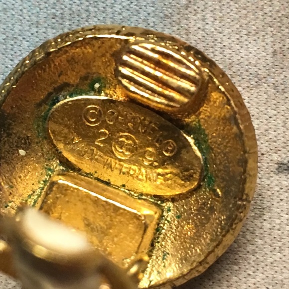 Unbelievable rare vintage Chanel oversized earring - Picture 6 of 8